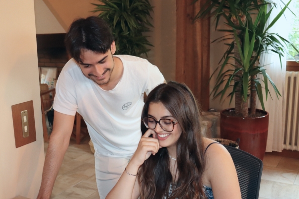 Image de l'équipe dans un bureau de travail